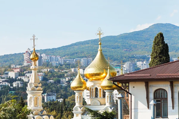 Cattedrale di Alexander Nevski e skyline della città di Yalta — Foto Stock