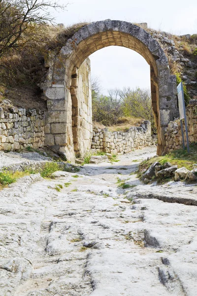 Porta sul muro di mezzo della città medievale chufut-kale — Foto Stock