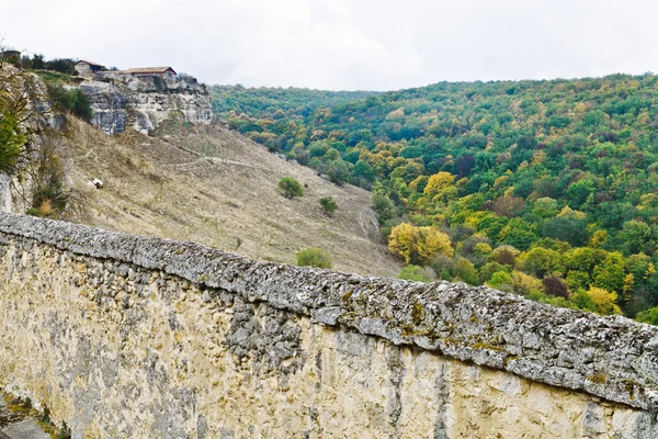 Fortified walls of town chufut kale in Crimea — Stock Photo, Image