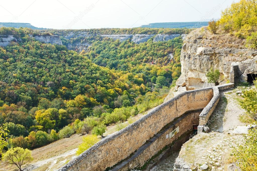 gorge mariam-dere and wall of chufut-kale town