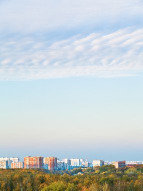 mavi ve pembe gökyüzü şehri akşam