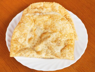 çiğ börek pasta üstten görünüm beyaz plaka üzerinde