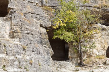 Ortaçağdan kalma şehir chufut kale Crimea'da mağaraları