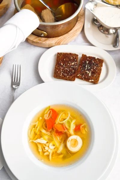 Felülnézete a levesben főtt marhahús tafelspitz — Stock Fotó