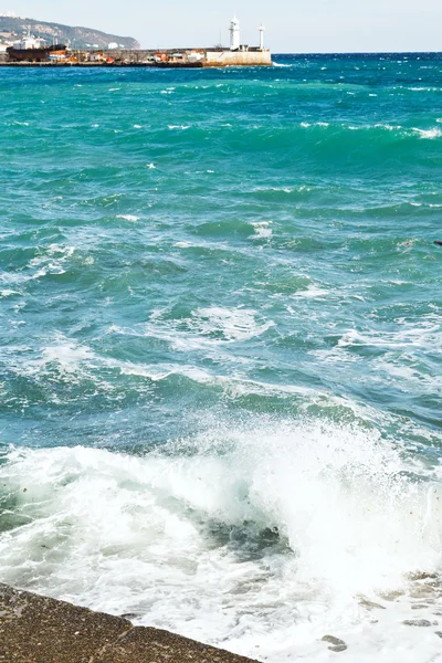 Surfen in de buurt van de waterkant in Yalta, Crimea — Stockfoto