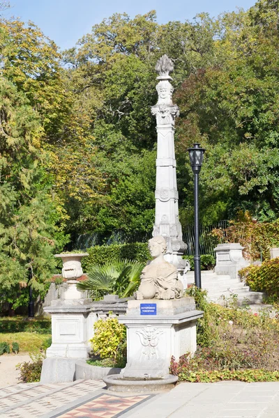 Sphinxe en kolom in de tuin van Massandra Palace — Stockfoto