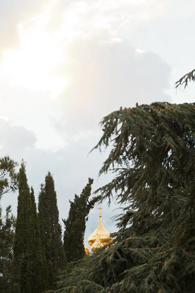 Gouden koepel kathedraal St Alexander Nevski in Jalta — Stockfoto