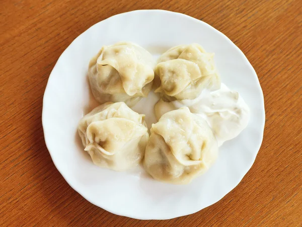 Acima vista de bolinho manti na placa branca — Fotografia de Stock