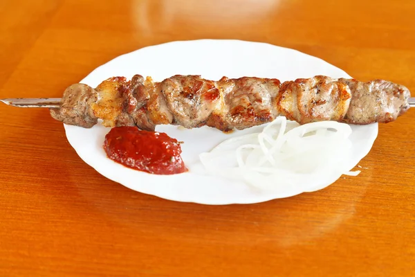 Spiedino di agnello shishkebab su piastra bianca — Foto Stock