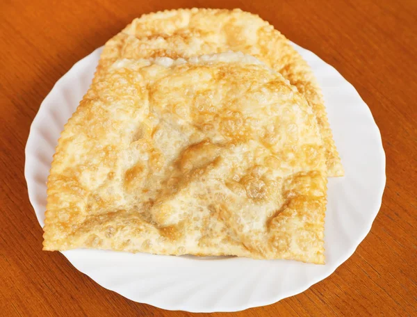 Vista superior del pastel de chiburekki en plato blanco — Foto de Stock