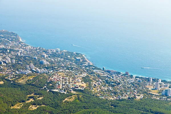 Vista de la gran ciudad de Yalta en la costa sur de Crimea —  Fotos de Stock