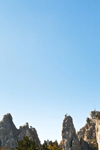 Cielo azul sobre las rocas de Ai-Petri en las montañas de Crimea — Foto de Stock