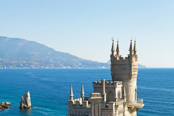 View of Swallow's Nest castle and rock Parus — Stock Photo, Image