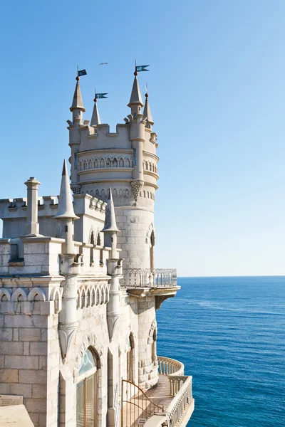 Blue sky and Swallow's Nest palace, Crimea — Stock Photo, Image