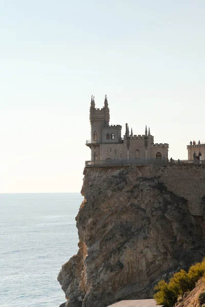 Aurora scogliera con castello del nido di rondine all'alba — Foto Stock