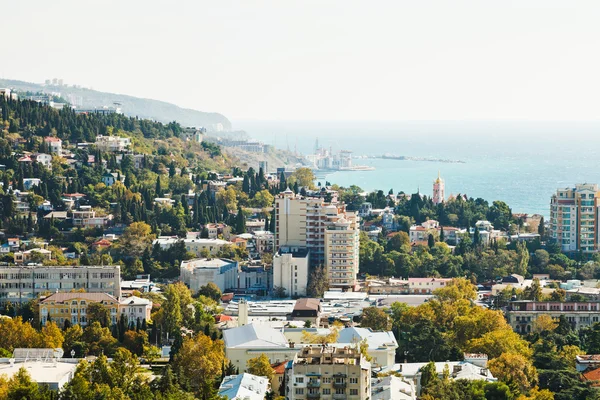 Yalta şehir ve Karadeniz kıyı şeridi görünümü — Stok fotoğraf