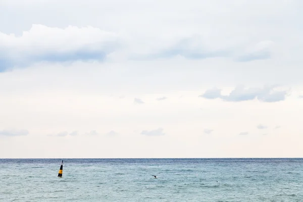 Ruhiges schwarzes Meer an bewölkten Tagen — Stockfoto