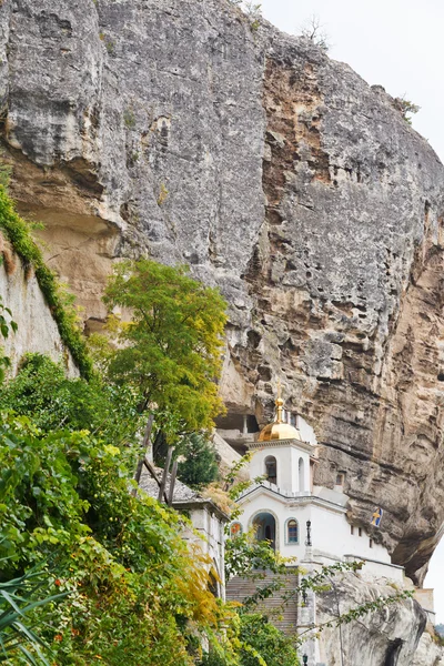 Успенский монастырь пещер в скале, Крым — стоковое фото
