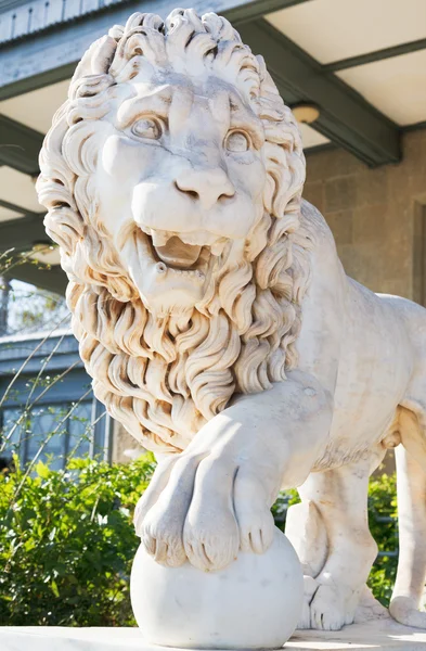 Medici lion with sphere near Vorontsov Palace — Stock Photo, Image