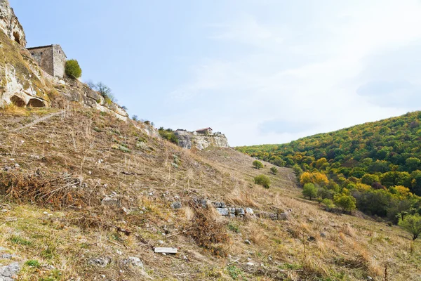 La ladera montañosa y la ciudad antigua chufut-kale la Crimea — Foto de Stock
