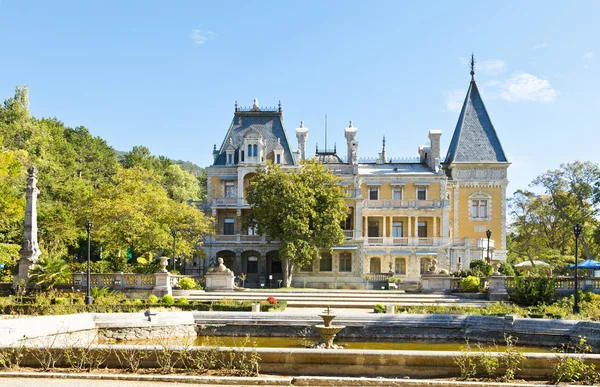 Massandra palácio a partir de grande terraço, Crimeia — Fotografia de Stock