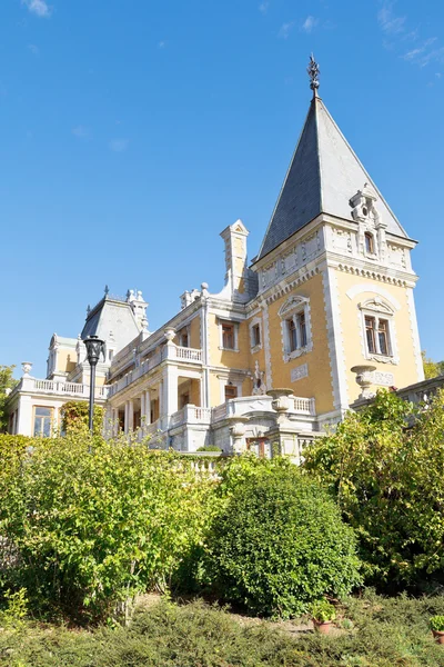 Башни дворца Массандра из сада, Крым — стоковое фото