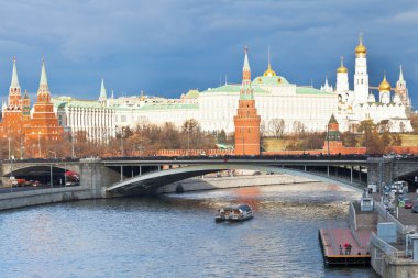 Bolshoy Kamenny köprü ve Moskova'da Kremlin
