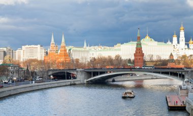 Bolshoy Kamenny Köprüsü'nde Moskova Nehri'ne görünümünü