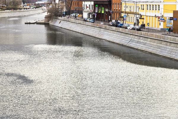 Bolotnaya banvallen längs kanalen av Moskvaflodens strand — Stockfoto