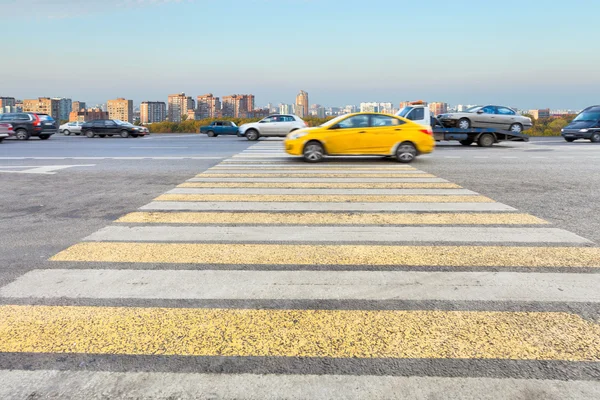 Taxi la zebra galbenă și albă care trece pe stradă — Fotografie, imagine de stoc