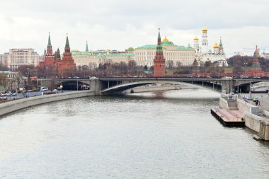 Moskova Nehri ve sonbahar günü Moskova'da Kremlin