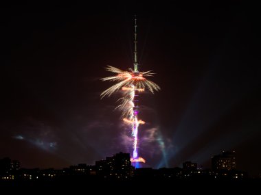 Ostankinskaya Tv Kulesi ve fireworks uygulamasında gece