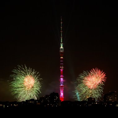 Gece sahne Tv Kulesi ve Fireworks uygulamasında, Moskova ile