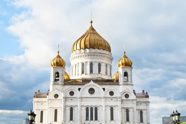 Christ le Sauveur Cathédrale sous un ciel bleu nuageux — Photo