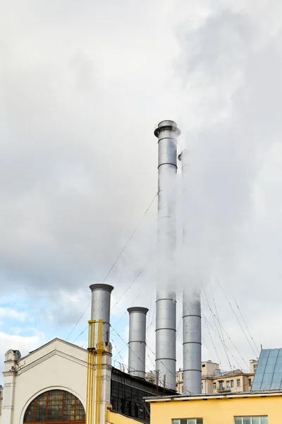 Humo de las chimeneas de la estación de calefacción urbana — Foto de Stock