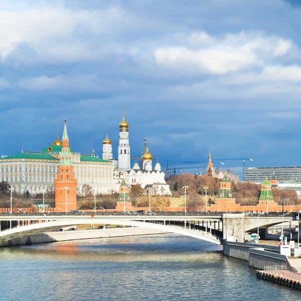 Sonne beleuchtet Moskva Fluss und Moskauer Kreml — Stockfoto