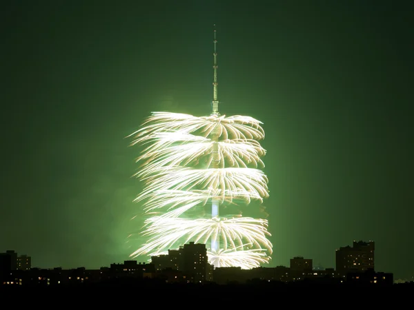 Fuochi d'artificio intorno alla Torre TV Ostankinskaya a Mosca — Foto Stock