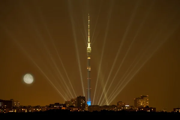 Volle maan over verlichte Moskou stad — Stockfoto