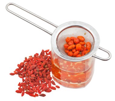 Süzgeç goji meyveleri infüzyon ve kuruyemiş