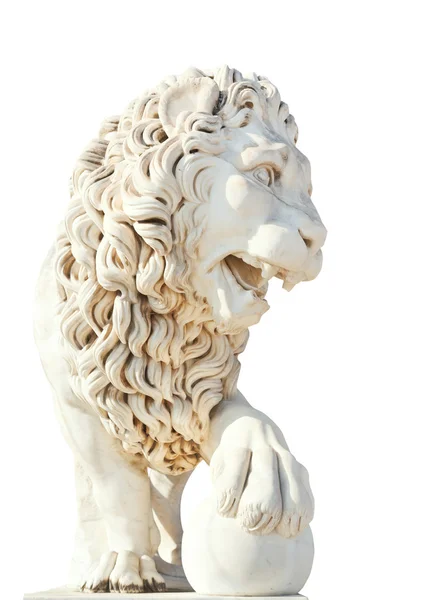 Médici león de mármol con bola aislada en blanco — Foto de Stock