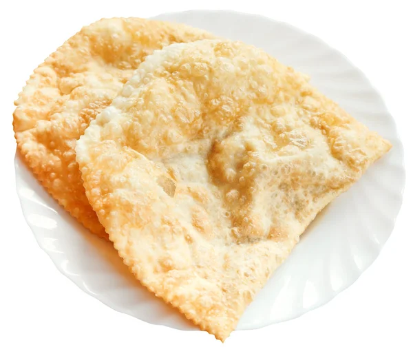 Pastel de cheburek en plato blanco aislado — Foto de Stock