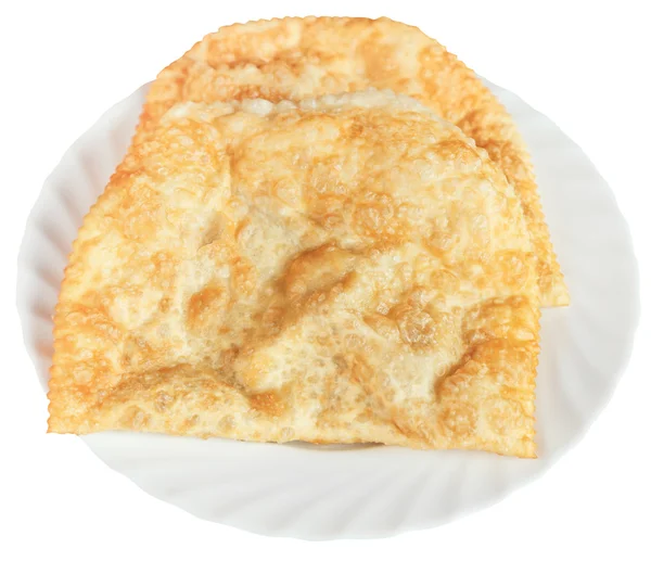 격리 된 흰 접시에 chiburekki 파이 — 스톡 사진