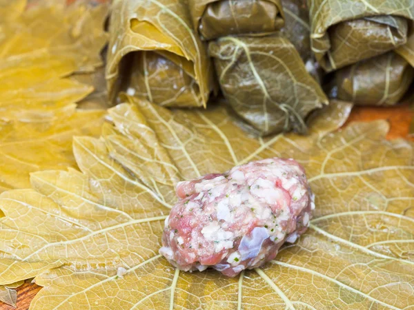 Cocina de dolma a partir de hojas de vid, carne picada y arroz — Foto de Stock