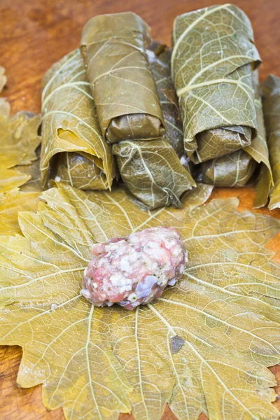 Preparación dolma a partir de hojas de uva, carne picada, arroz — Foto de Stock