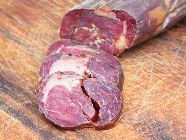 Salsicha de carne de cavalo fatiada kazy close-up a bordo — Fotografia de Stock