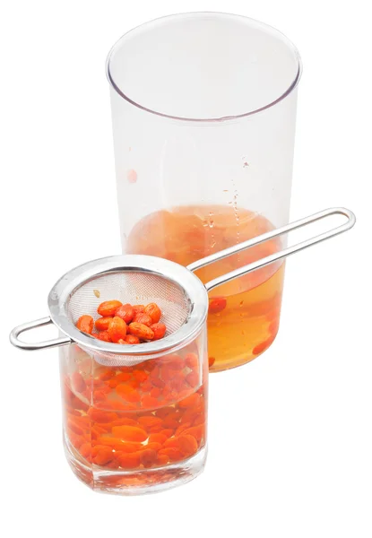 Olla y vidrio con infusión de bayas de goji aisladas — Foto de Stock