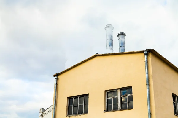 Stazione di riscaldamento urbano e fumo dai camini — Foto Stock