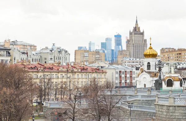 Skyline de Moscú con catedral y rascacielos — Foto de Stock