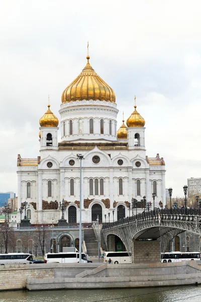 Собор Христа Спасителя осенью в Москве — стоковое фото