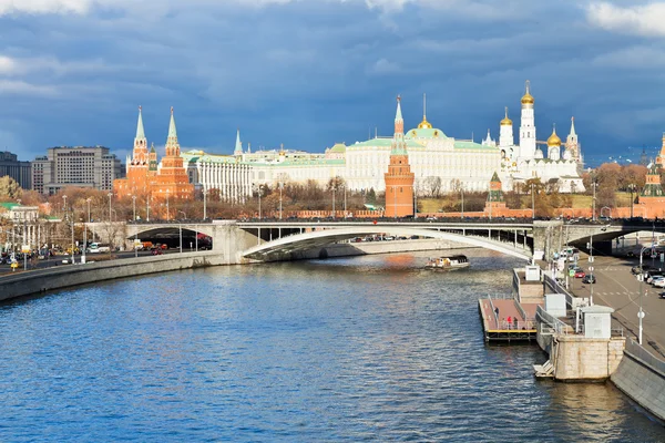 Moscovo iluminado Kremlin e Moskva River — Fotografia de Stock